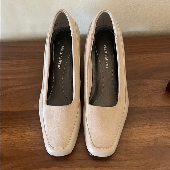 Naturalizer Women's Tan Heels - Picture 1 of 6